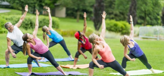 Les cours de yoga dehors: c’est reparti !